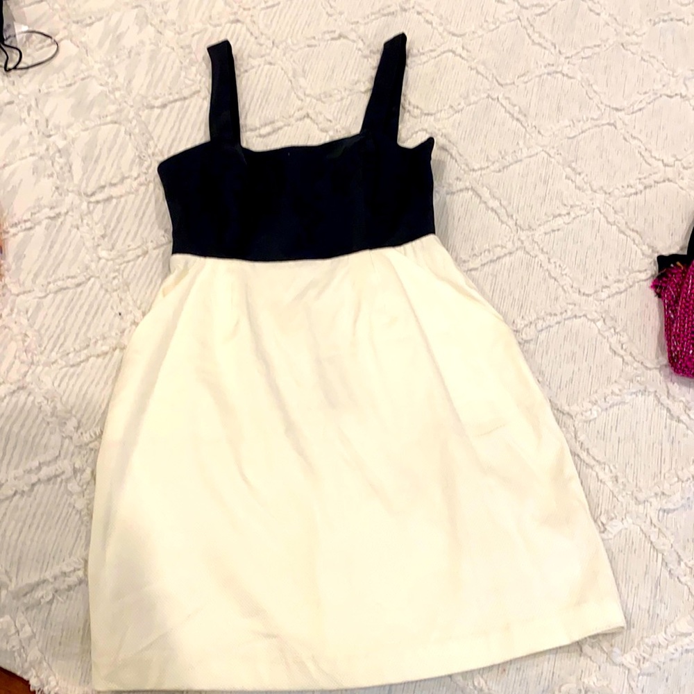 Whit wand black dress
